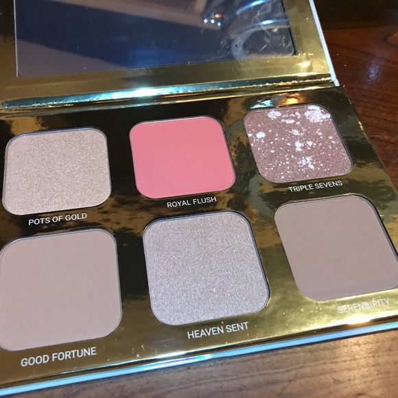 True & luscious bronzer and highlighter palette - Picture 5 of 5